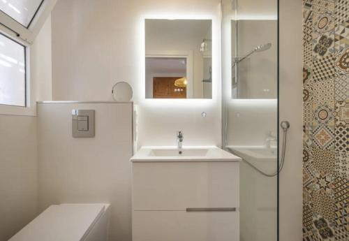 een witte badkamer met een wastafel en een spiegel bij Casa Mañana, 365-Rentals in Torrox