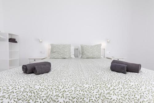 sypialnia z dużym łóżkiem z 2 poduszkami w obiekcie Villa Gregorio w mieście Cardón