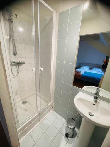 une salle de bain avec douche et lavabo dans l'établissement Beau Duplex Gravelines centre, à Gravelines