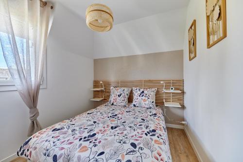 une chambre avec un lit et une fenêtre dans l'établissement Au bon repos - Appt proche de la mer, à Cabourg