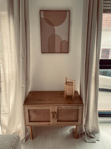 une table en bois assise devant une fenêtre dans l'établissement Studio cosy, à Étaples