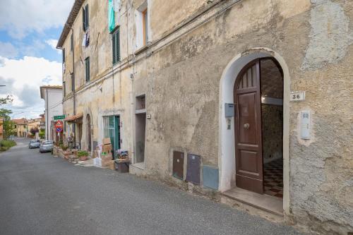 a building with a door on the side of a street at Lecasedicatia in Villamagna