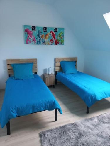 - 2 lits dans une chambre avec éclairage bleu dans l'établissement Presqu'île de Crozon - proche voie verte et plage, à Lanvéoc