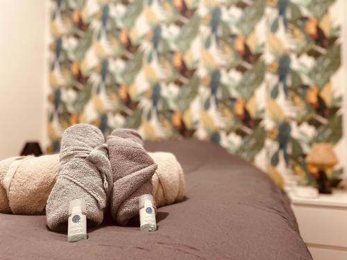 une paire de chaussettes assise sur un lit dans l'établissement Tropicana - 297, à Rouen