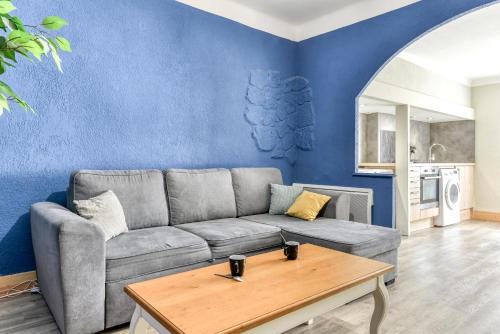 un salon avec un canapé et une table dans l'établissement L'Arche de la Cité avec Netflix Fibre et Clim, à Carcassonne