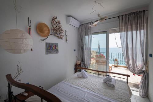 une chambre avec un lit avec vue sur l'océan dans l'établissement Poseidon Seafront Apartment by RentalsPro - Siviri Halkidiki, à Siviri