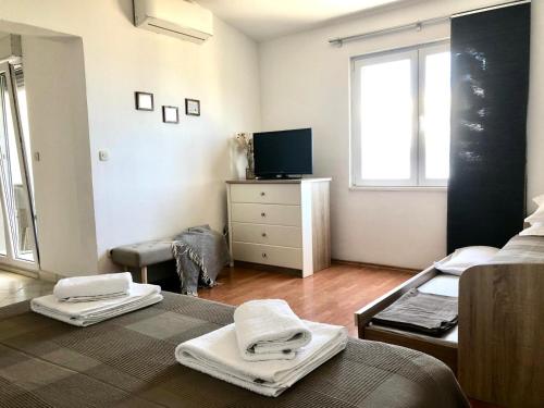 TV a/nebo společenská místnost v ubytování Apartments Curnić