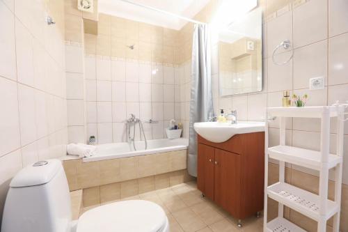 Un baño con inodoro, bañera y lavabo. en Breezy Dream, Corfu, en Corfú