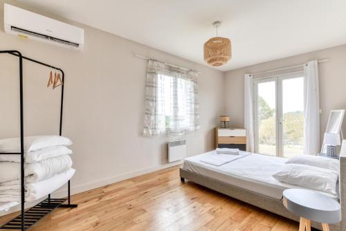 Ένα ή περισσότερα κρεβάτια σε δωμάτιο στο Le Soleil du Lac - Parking Privatif - Terrasse - Netflix - Clim