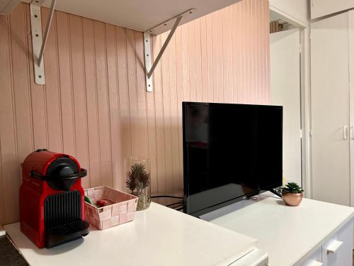 einen Flachbild-TV auf einem Tisch in der Unterkunft Aurore - Château de Versailles - Central in Versailles