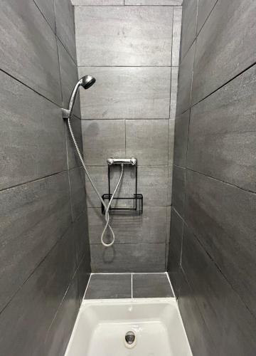 une douche dans une salle de bain avec un lavabo dans l'établissement Aurore - Château de Versailles - Central, à Versailles