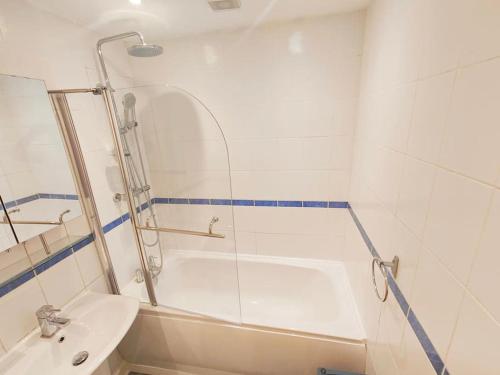 Koupelna v ubytování 2 Bed Flat,Sleeps 4,Wifi,Near Cabot Circus,BRI 1mi