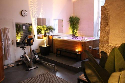 a bathroom with a jacuzzi tub and a treadmill at Manoir de la Baronnie in Saint Malo