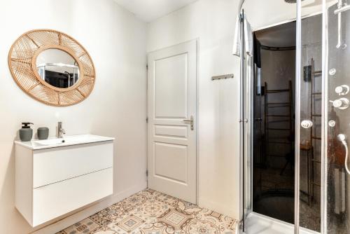 La salle de bains est pourvue d'une douche, d'un lavabo et d'un miroir. dans l'établissement Le Soleil du Lac/Terrasse/Parking/Clim, à Carcassonne