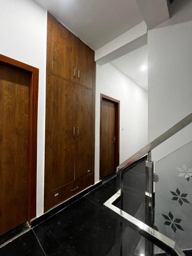 an empty room with wooden cabinets and a staircase at Shree Radha Vallabh Palace 800 m from Prem Mandir in Vrindāvan