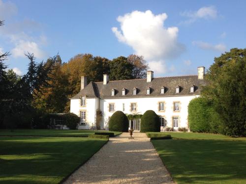 a large white house with a pathway at Manoir de la Baronnie in Saint Malo
