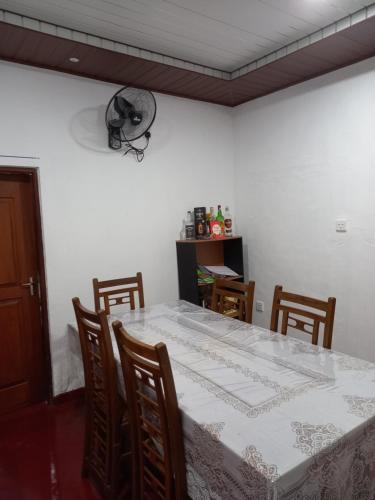 米瑞莎Indika Family Villa的用餐室配有桌椅和风扇