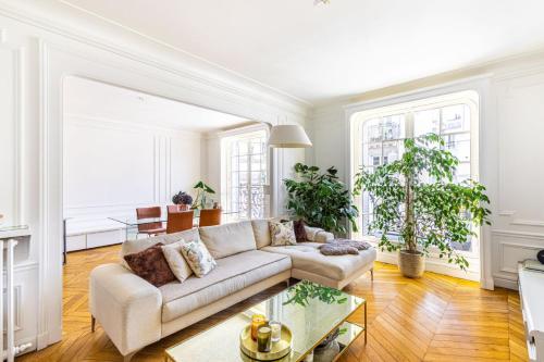 un salon avec un canapé et une table dans l'établissement GuestReady - Grand apt lumineux à Montmartre, à Paris