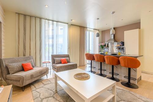 un salon avec une table et des chaises dans l'établissement La Terrasse du Mené - Appt dans le centre ville, à Vannes