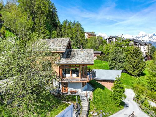 una vista aérea de una casa con una montaña en Chalet Chalet Aquarius by Interhome, en Nendaz