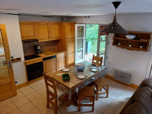 une cuisine avec une table et des chaises en bois ainsi qu'une salle à manger dans l'établissement Apartment Conseil 1 by Interhome, à Saint-Gervais-les-Bains