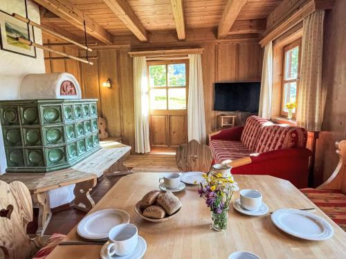 uma sala de estar com uma mesa e um sofá em Holiday Home Marianne by Interhome em Reit im Winkl