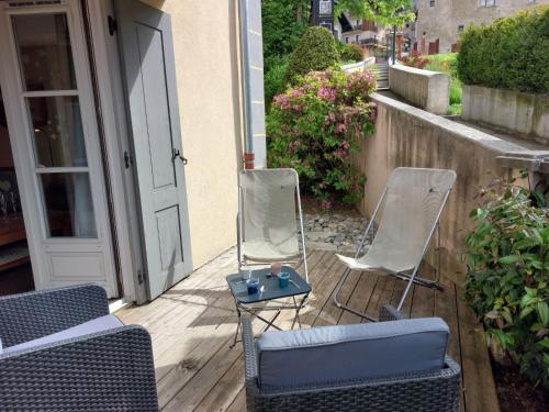 deux chaises et une table sur une terrasse dans l'établissement Apartment Conseil 1 by Interhome, à Saint-Gervais-les-Bains
