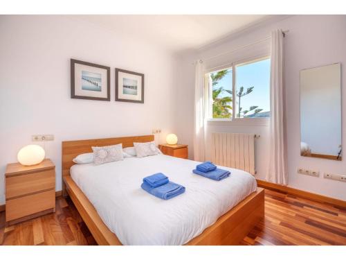 sypialnia z łóżkiem z dwoma ręcznikami w obiekcie Holiday Home Cala Mesquida - CDE140 by Interhome w Cala Mesquida