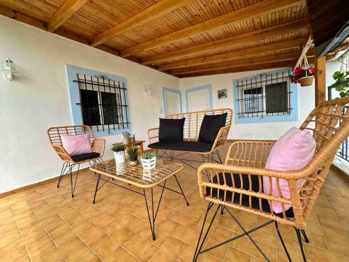 patio z krzesłami, stołem i kanapą w obiekcie Kalderimi View House w mieście Dhërmi