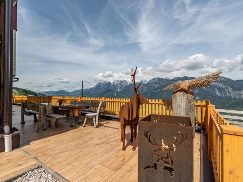 ein Deck mit einer Statue eines Hirsches und eines Vogels in der Unterkunft Holiday Home Kollerhof - HAE120 by Interhome in Aich