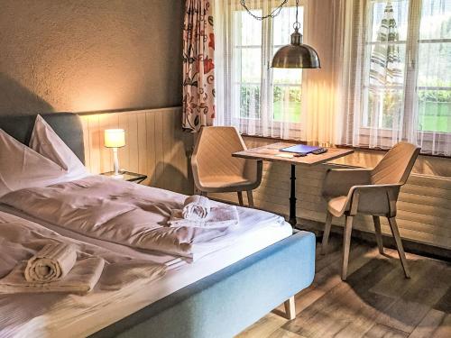 1 dormitorio con 1 cama, mesa y sillas en Apartment Chalet Auf dem Vogelstein-1 by Interhome en Grindelwald