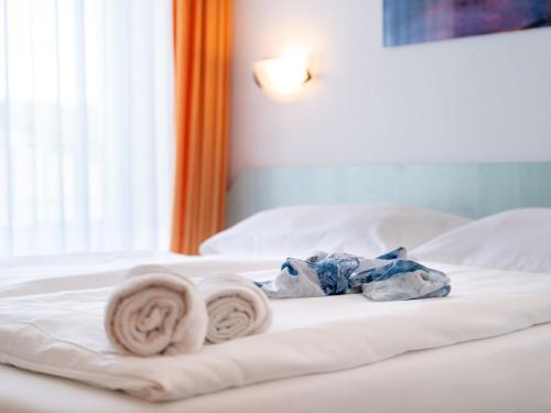 einen Haufen Handtücher auf einem Bett in der Unterkunft Apartment Stolzenfels-2 by Interhome in Ostseebad Sellin