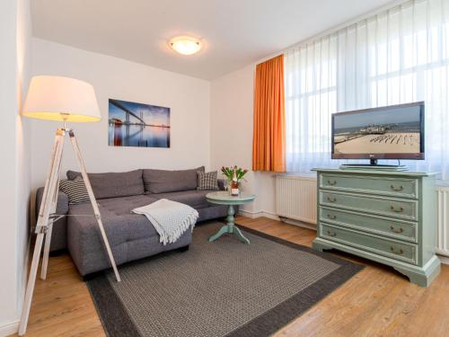 ein Wohnzimmer mit einem Sofa und einem Flachbild-TV in der Unterkunft Apartment Stolzenfels-2 by Interhome in Ostseebad Sellin