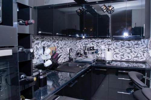 Kuchyň nebo kuchyňský kout v ubytování Central Heights - City View Apartment