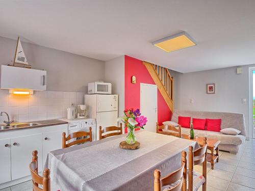 une cuisine et une salle à manger avec une table et des chaises dans l'établissement Apartment Au Coeur de la Baie by Interhome, à Cherrueix