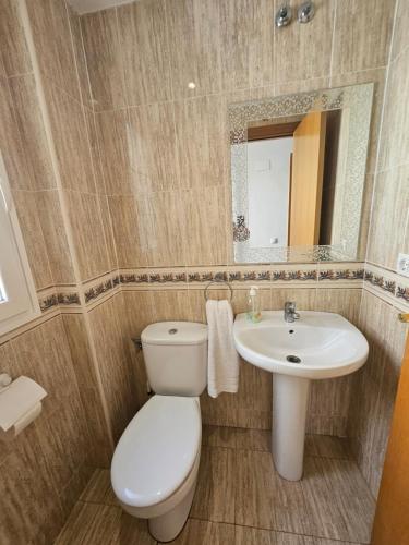 a bathroom with a toilet and a sink at Chalet adosado en la playa in Cullera