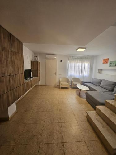 a living room with a couch and a table at Chalet adosado en la playa in Cullera