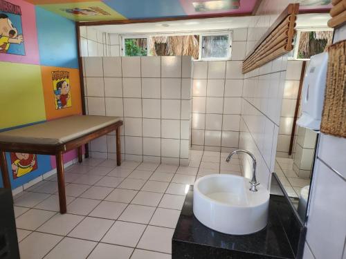 ein kleines Bad mit einem Waschbecken und einem Tisch in der Unterkunft Gran Lençóis Flat Barreirinhas Apt 209 Caburé in Barreirinhas