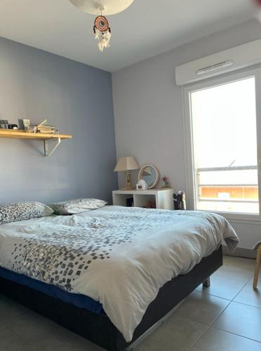 une chambre avec un grand lit et une fenêtre dans l'établissement Maison 6 personnes St Cannat - 15 min Aix en Provence, à Saint-Cannat