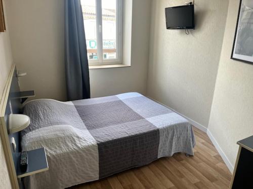 - une petite chambre avec un lit et une fenêtre dans l'établissement Hôtel Le Juliano, à Carbon-Blanc