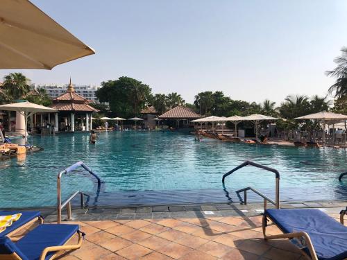 Bazén v ubytování GuestReady - Burj Al Arab view at Royal Amwaj nebo v jeho okolí