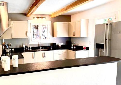 Nhà bếp/bếp nhỏ tại Villa Cigale 4 chambres -Piscine Spa-Familles avec enfants - CapitalChic Services