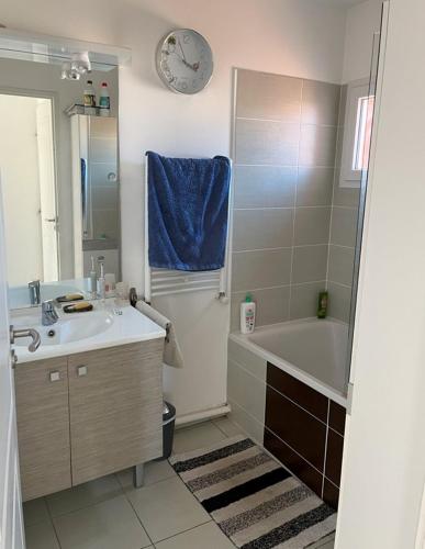 une salle de bain avec un lavabo, une baignoire et un miroir dans l'établissement Maison 6 personnes St Cannat - 15 min Aix en Provence, à Saint-Cannat
