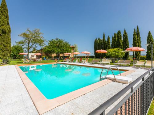 einen Pool mit Stühlen und Sonnenschirmen in der Unterkunft Apartment Casa Renai a San Gimignano-6 by Interhome in San Gimignano
