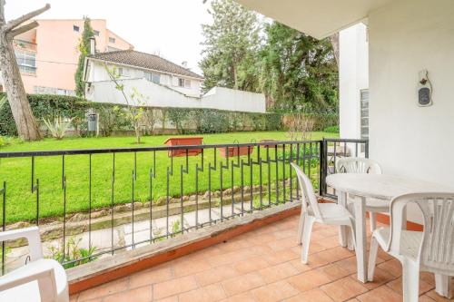 a patio with a table and chairs and a view of a yard at GuestReady - Spacious Apt near Cascais City Centre in Cascais