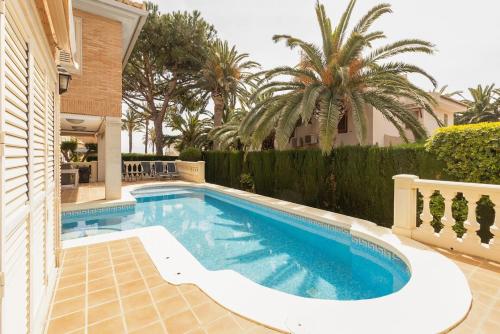 basen na podwórku domu w obiekcie GuestReady - Steps to the Mediterranean Sea w mieście Las Canteras