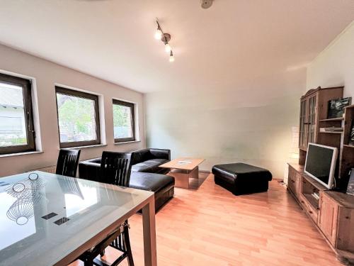 sala de estar con sofá y mesa en Apartment Ferienapartments Adenau-1 by Interhome, en Adenau
