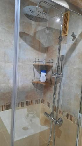 ducha con puerta de cristal y lavamanos en Apartamento Marina D'Or, en Oropesa del Mar