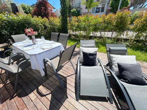 una mesa blanca y sillas en un patio en Cortemaggiore 4B Luxury-Flexrent Abissinia, en Riccione