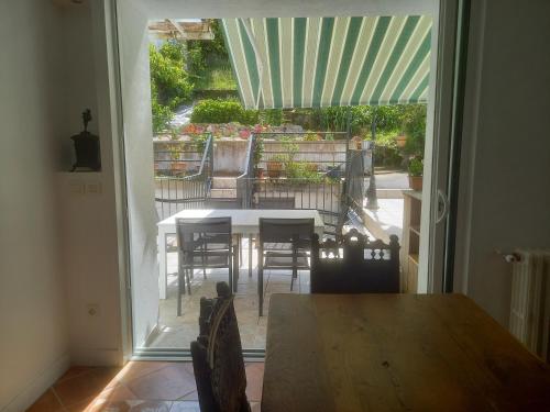 une salle à manger avec une table et des chaises sur un balcon dans l'établissement La maison du jardin, à Saint-Jean-de-Luz